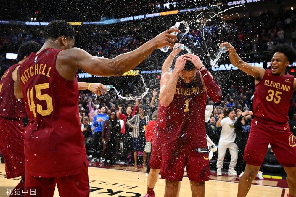 着受伤球员 着受伤球员