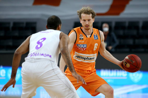 趴在地上完 趴在地上完